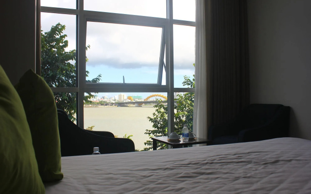 Pariat River Front Hotel