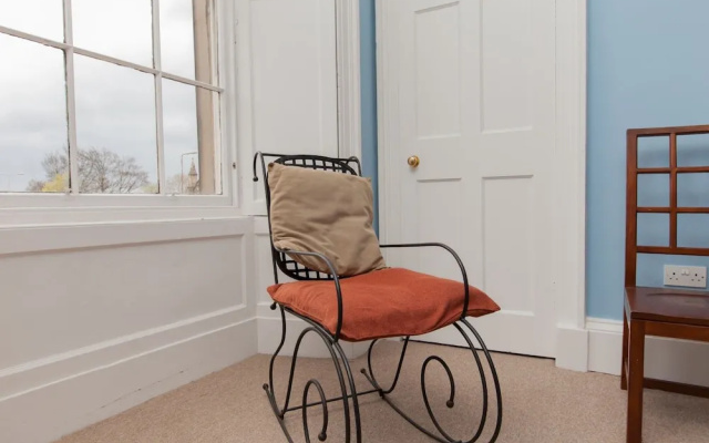 Spacious, Elegant 4BR New Town Flat For 9
