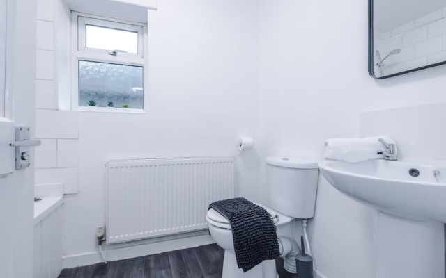 Spacious Home Ideal for Contractors Sleeps 7