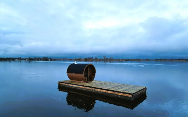 Waterlodge Tomke in Nes