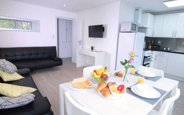Modern Sea Front Apartment Sleeps 10