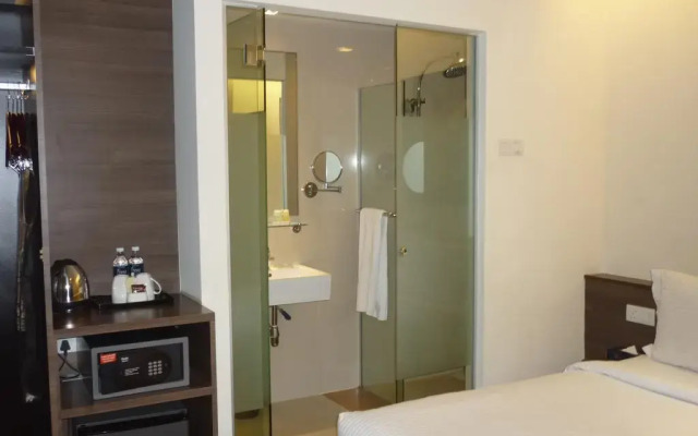 Superior Double room (full double bed) · Frenz Hotel Kuala Lumpur — photo 2