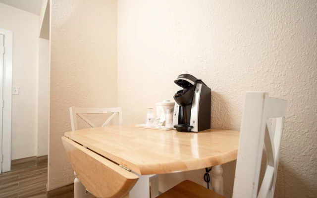 Island Sun Inn & Suites - Historic Venice & Beach Getaway
