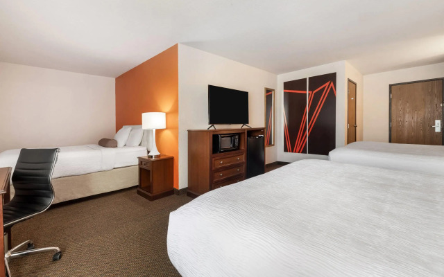 Howard Johnson Hotel & Suites by Wyndham Oacoma
