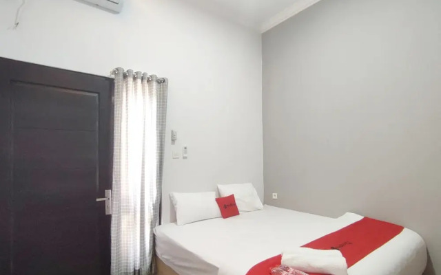 RedDoorz Near Graha Saba Buana 2