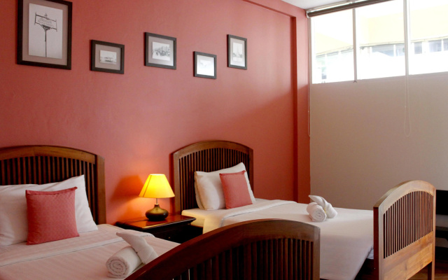Feung Nakorn Balcony Rooms and Cafe