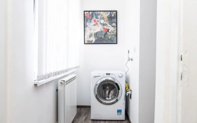 Modern Newly Refurbished Studio! Main Street
