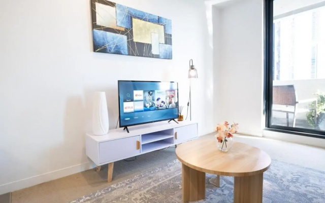 Bright 1BR1BA in MEL CBD+Balcony +wifi
