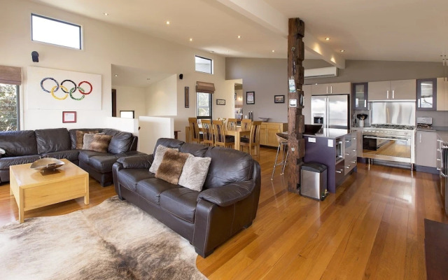 Ned Kelly's Retreat - Sophisticated style with modern convenience and