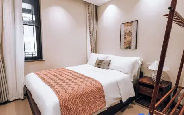 Lancheng Taohuayuan Wenquan Courtyard House (Honghu)