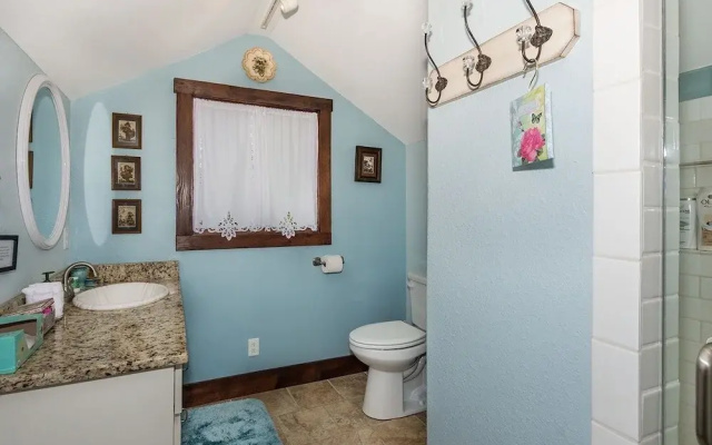 Mistletoe House 2 Bedroom Home by Redawning