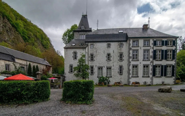 Spacious Apartment in a 16th-century Castle