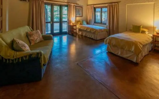 Impisi Lodge Safari and Golf Guesthouse