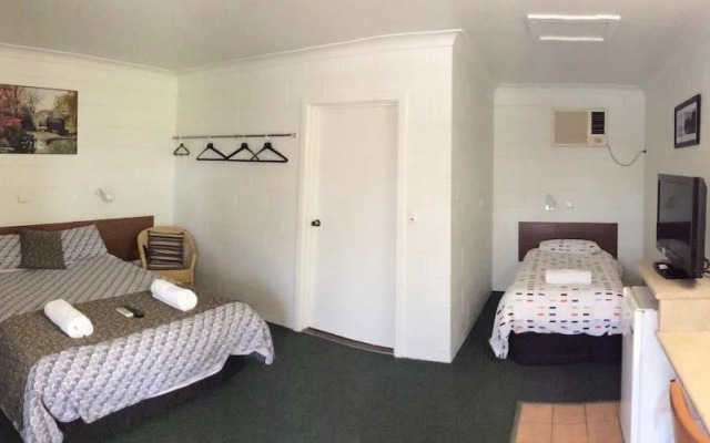 Crossroads Motel