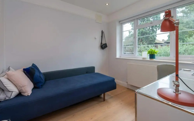 2 Bedroom Apartment - 200m From Richmond Park