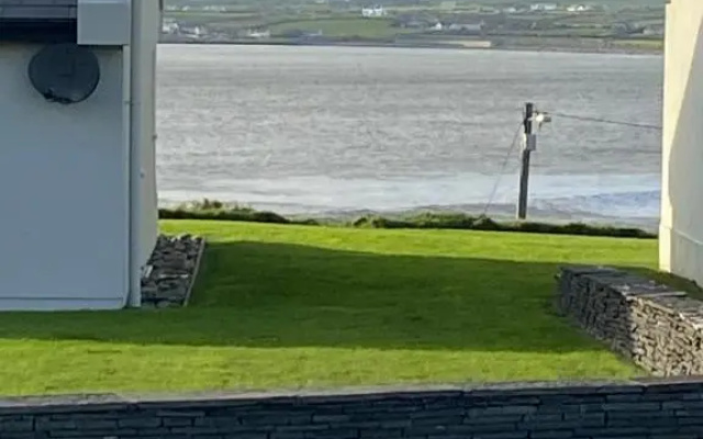 Cozy Seaside Home,3 Minute Walk To Village/Beach