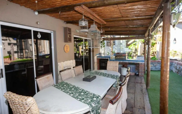 Strand Guesthouse - 4 x Outside Rooms - 14 Sleeper