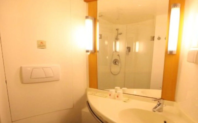 Ibis Ningbo Qianhu Plaza Hotel