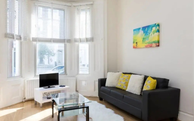 4 Bedroom Flat 4 min Walk From Hammersmith Tube