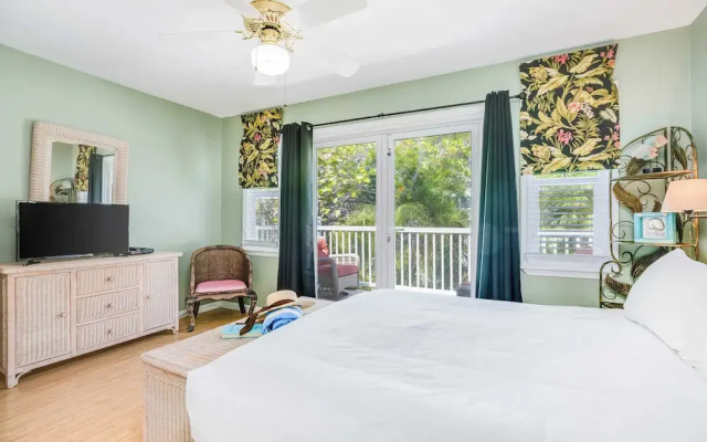 Linger Longer by Avantstay Key West Walkable Gated Community, Shared Pool Month Long Stays Only