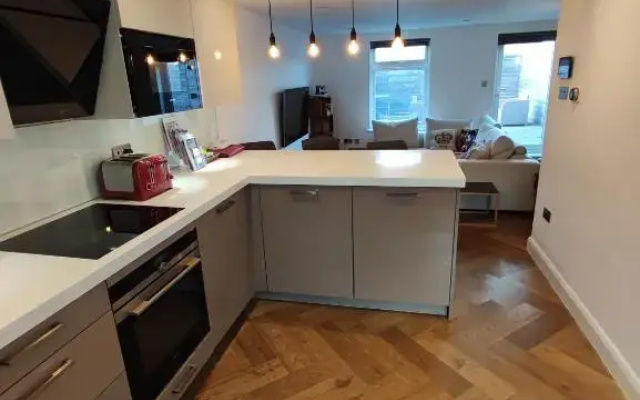 Modern 2 Bedroom Flat with private outdoor terrace