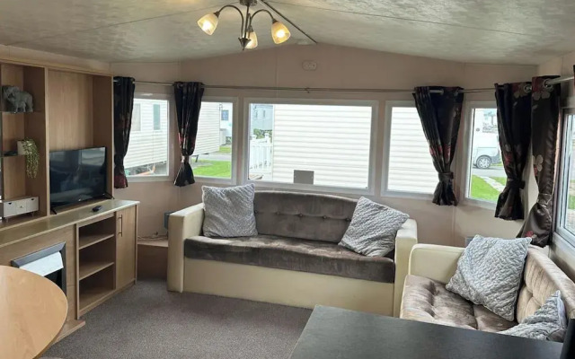 3 Bedroom Caravan - Sleeps 6, Pool & Garden