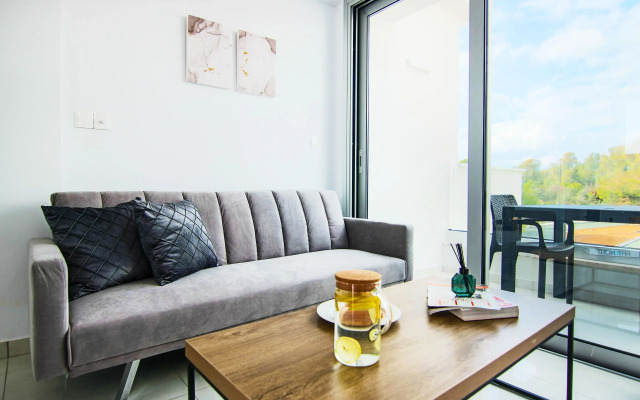Phaedrus Living: Executive Harbour Suites 203