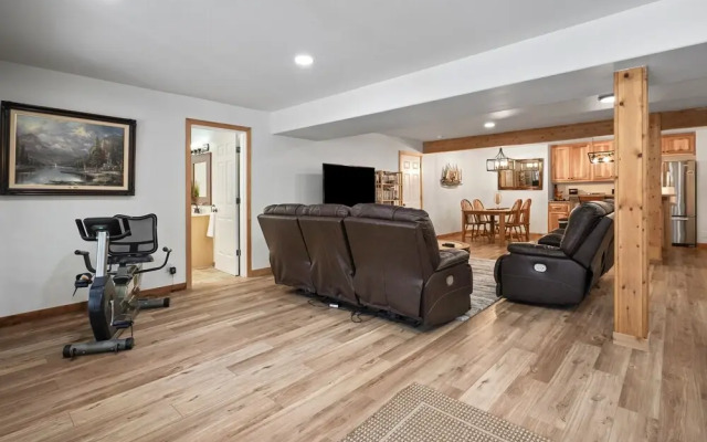 Super Coop 5 Bedroom Home by RedAwning, Bend
