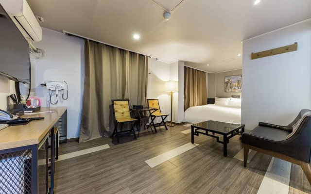 E Plus Hotel
