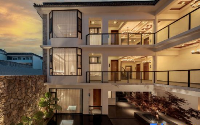 Nayinian Hotel