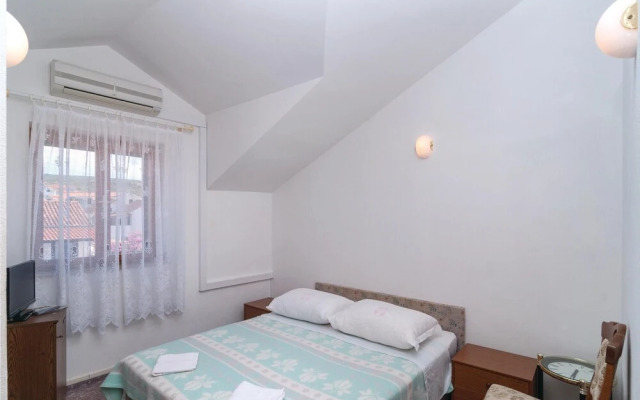 Nice Apartment in Supetar With 3 Bedrooms, Wifi and Outdoor Swimming Pool