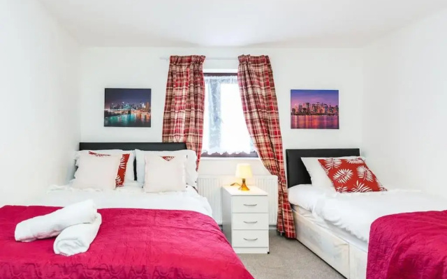 Cosy 2-bed House! Dagenham! Free Parking