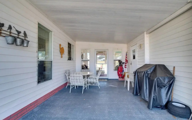 Lady Lake House w/ Lanai & Community Pool!