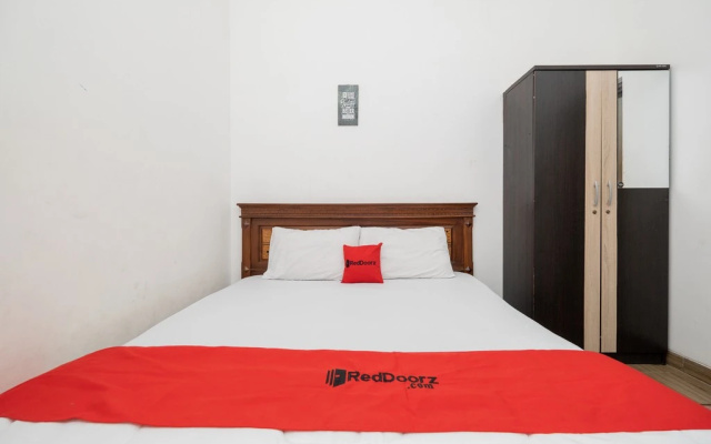 RedDoorz at Nginden Surabaya