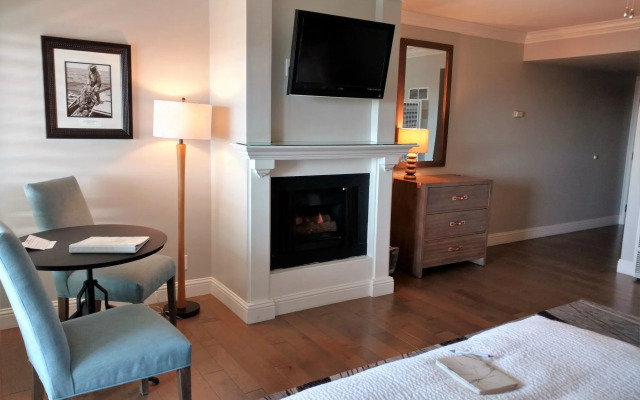 456 Embarcadero Inn & Suites