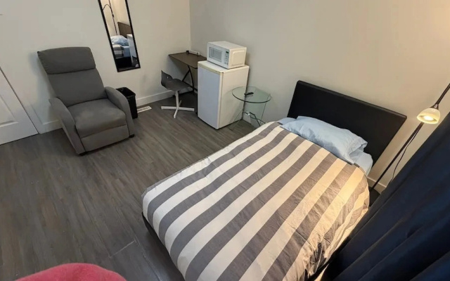 Private Room Downtown with Kitchenette