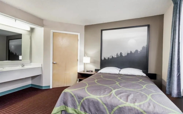 Super 8 by Wyndham Sevierville Riverside