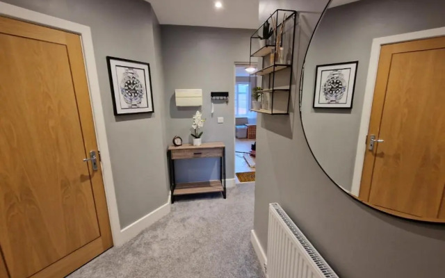 Entire Central 2 Bedroom Apartment (With Parking)