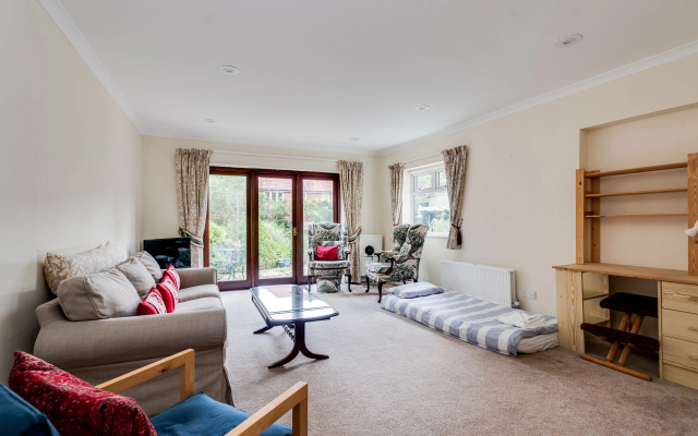Spacious 1-Bedroom Flat with garden & free parking