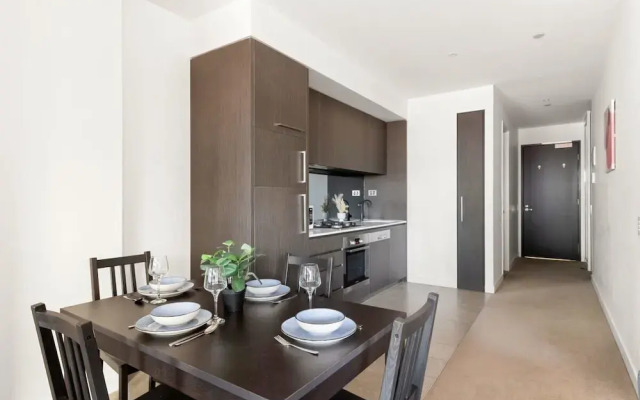 Stylish & Modern 2BR Apt Near Victoria Market