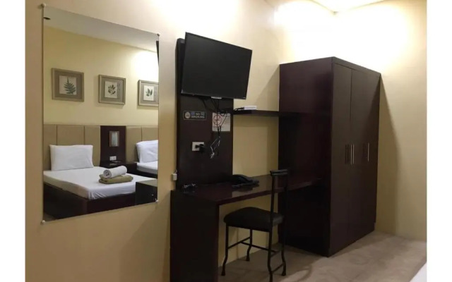 OYO 762 Laurien Hotel