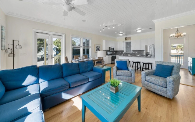 Surfer Dog 4 Bedroom Home by RedAwning