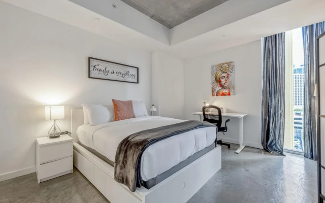 Cozy Downtown Pad- Luxe Rooftop Pool gym and More