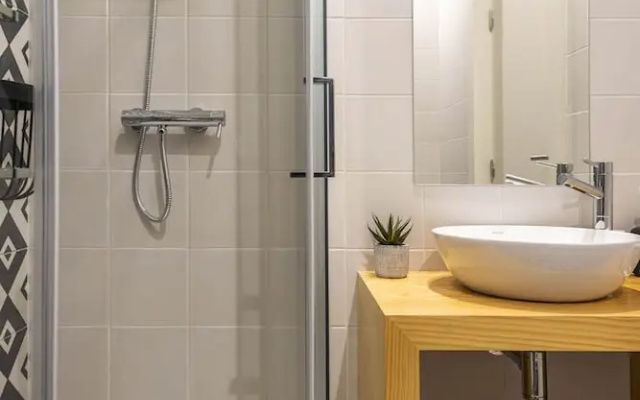 Bonja1 Light-filled Apartment w/ Balcony +AC