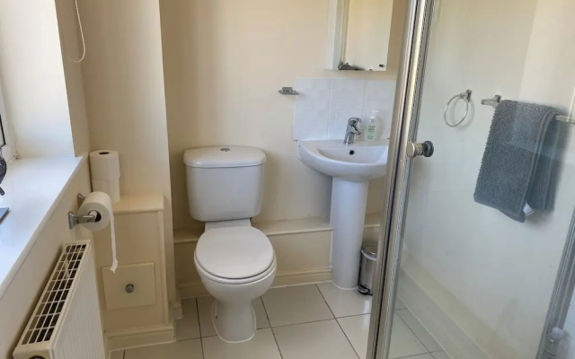 2BR &2 Bath Riverside Penthouse 2 Parking View Near St Neots