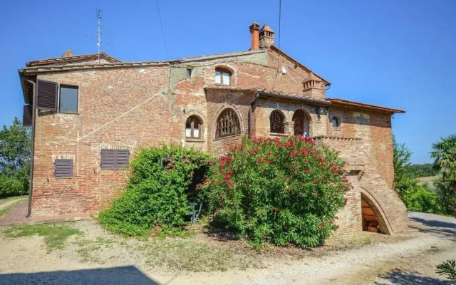 Cozy Farmhouse in Castiglione del Lago With Swimming Pool