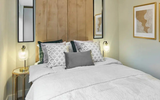 Host Stay Chic Townhouse by the Docks