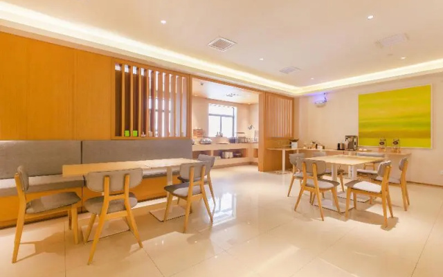 Ji Hotel (Wuhan Hankou Railway St. South Square)