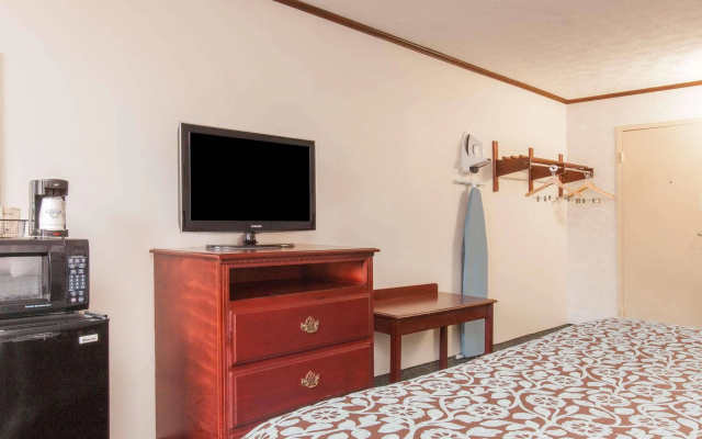 Schenectady Inn & Suites