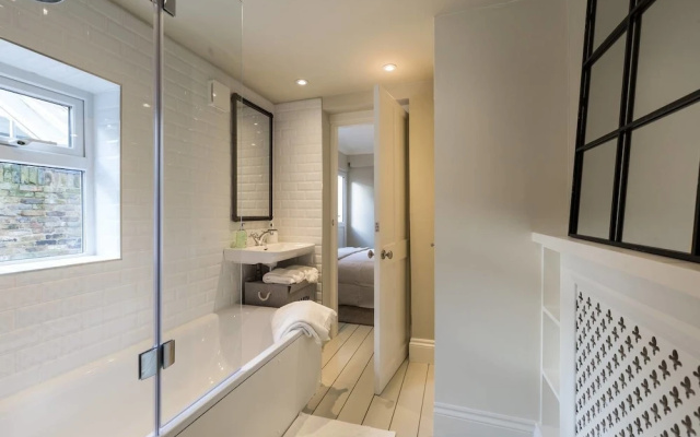 Bright 1BR Modern Home W/terrace in West London